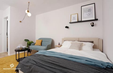 Bed, Living room, Photo of the whole room, Seating area, Bedroom