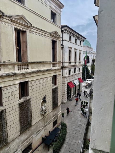 Wake up next to Vicenza's Most Beautiful Square! Apartment in Vicenza