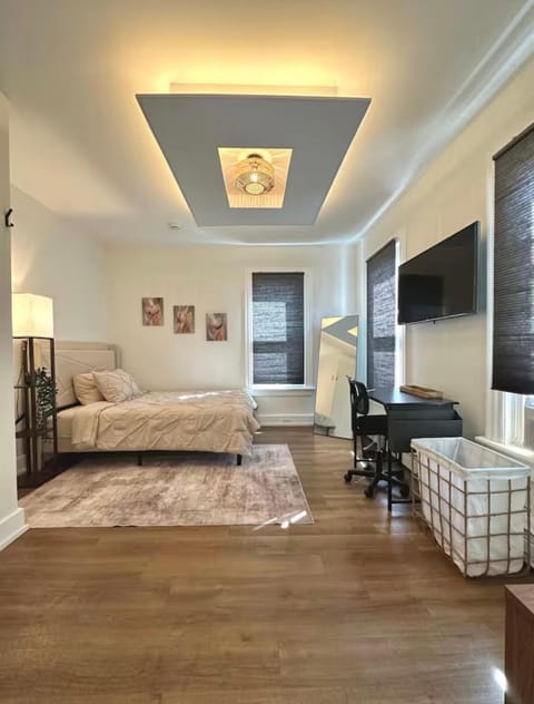 Bed, TV and multimedia, Bedroom
