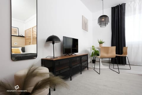 Communal lounge/ TV room, Bed, TV and multimedia, Living room, Photo of the whole room, Seating area, Evening entertainment, Bedroom
