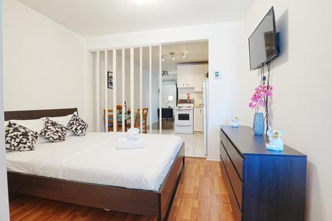 Bed, TV and multimedia, Dining area, Bedroom