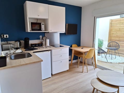 Coffee/tea facilities, Dining area, internet, microwave, stove, toaster, kitchen