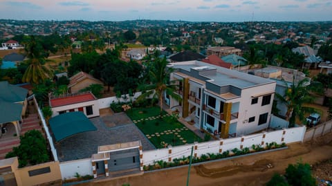 Property building, Day, Neighbourhood, Natural landscape, Bird's eye view, Garden view, Location, Quiet street view