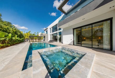 Property building, Hot Tub, Swimming pool, sunbed