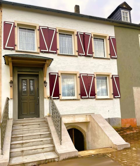 Property building, Facade/entrance, Off site, Day