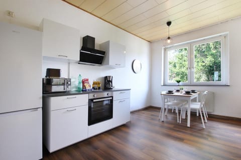Coffee/tea facilities, Kitchen or kitchenette, Dining area, dishwasher, microwave, oven, stove, toaster, washing machine, washing machine, kitchen