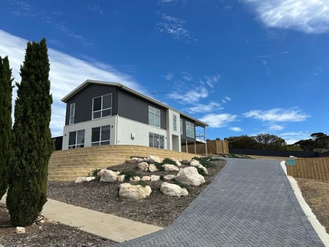 Property building, Patio, Facade/entrance, Day, Neighbourhood, BBQ facilities, Garden, Parking