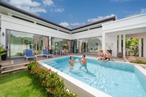 Property building, Day, Garden, Pool view, Swimming pool, group of guests, sunbed