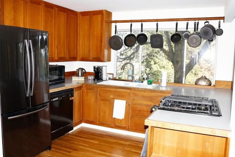 Modern 2 BR 2BA Biz Friendly Duplex with Fast Wi-Fi and Workspaces Apartment in Point Richmond