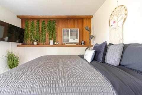 Modern 2 BR 2BA Biz Friendly Duplex with Fast Wi-Fi and Workspaces Apartment in Point Richmond