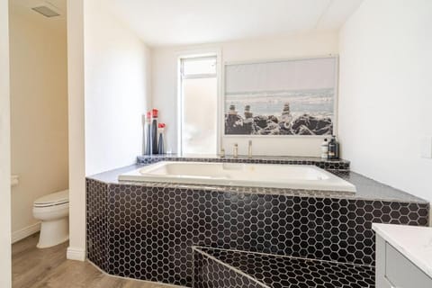 Modern 2 BR 2BA Biz Friendly Duplex with Fast Wi-Fi and Workspaces Apartment in Point Richmond