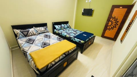 Bed, Bedroom, towels