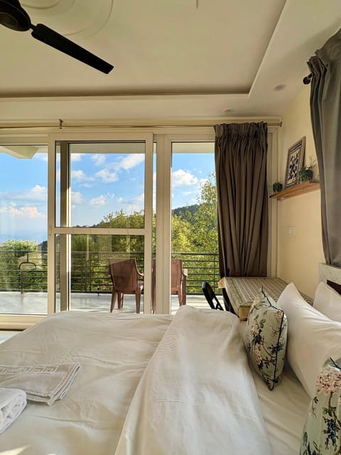 Bed, Natural landscape, View (from property/room), Balcony/Terrace, Photo of the whole room, Seating area, Bedroom