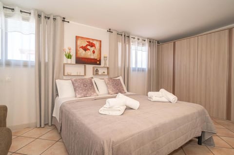 Bed, Photo of the whole room, Bedroom, towels