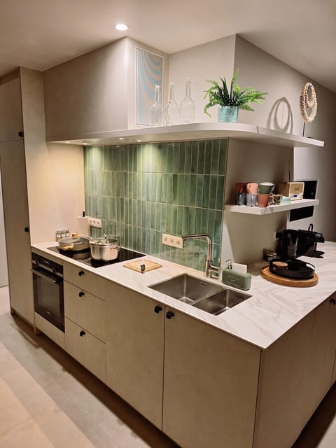 Coffee/tea facilities, microwave, oven, stove, kitchen