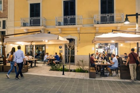 Property building, Restaurant/places to eat