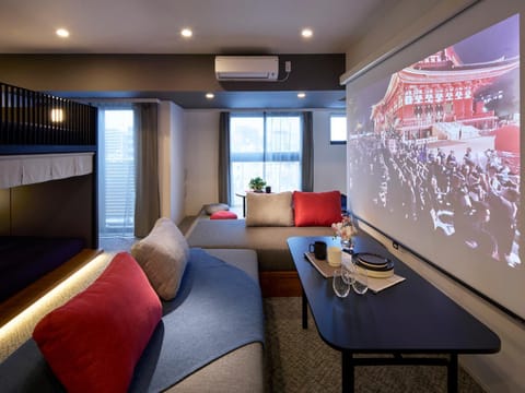 Communal lounge/ TV room, TV and multimedia, Living room, Seating area, Evening entertainment, air conditioner