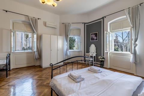 Bed, Bedroom, City view, Landmark view, air conditioner