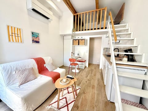 Living room, Seating area, Dining area, air conditioner