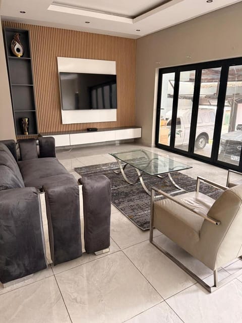 TV and multimedia, Living room, Seating area, Dining area