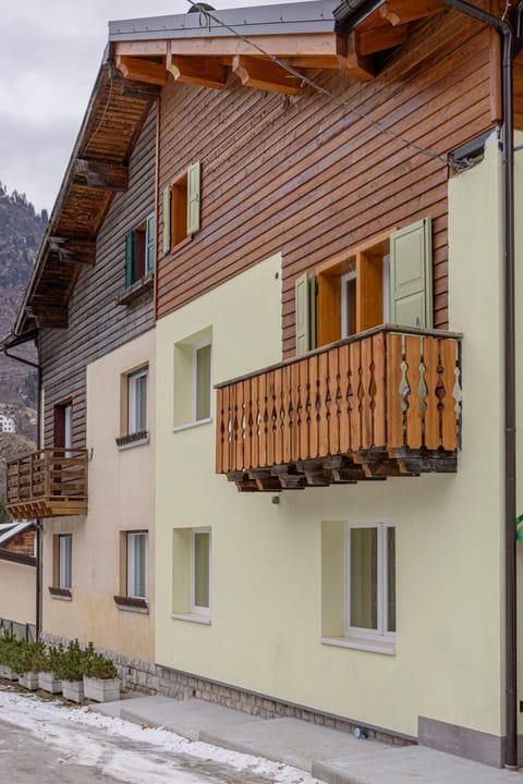 Property building, Facade/entrance, Off site