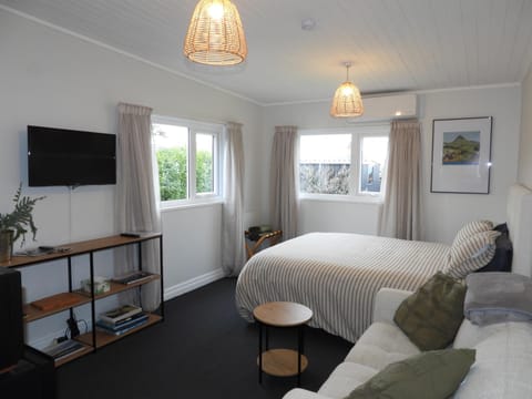 TV and multimedia, Kitchen or kitchenette, Bedroom, microwave