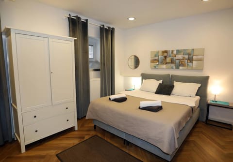 Bed, towels