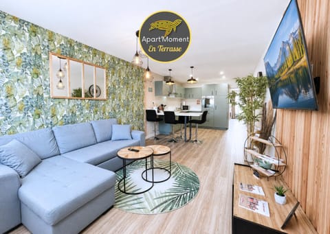 Communal lounge/ TV room, TV and multimedia, Living room, Seating area, internet, kitchen