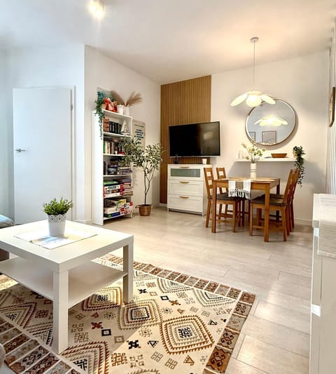 TV and multimedia, Living room, Seating area, Dining area, Evening entertainment