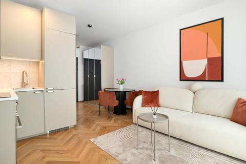 Kitchen or kitchenette, Seating area, Dining area, oven