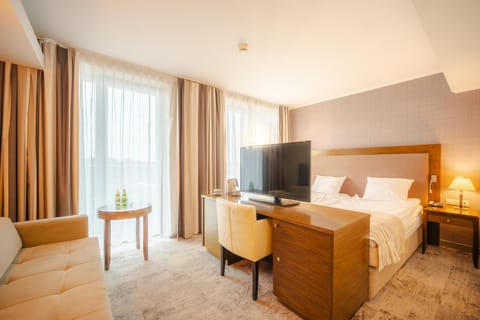 Bed, TV and multimedia, Bedroom