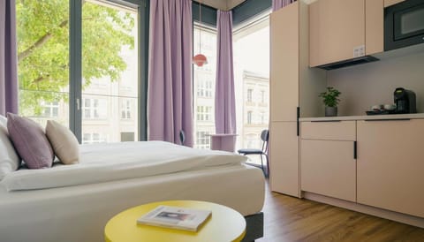 Bed, Kitchen or kitchenette, Seating area, Dining area, Street view