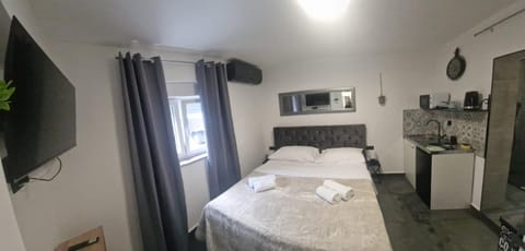 Bed, TV and multimedia, Kitchen or kitchenette, Photo of the whole room, Bedroom, towels