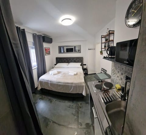 Bed, TV and multimedia, Kitchen or kitchenette, Photo of the whole room