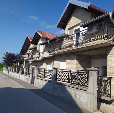 Property building, Day, Neighbourhood, Balcony/Terrace, Street view