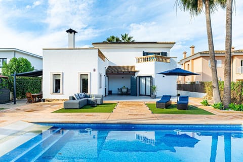 Patio, Garden, Swimming pool, sunbed