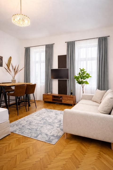 TV and multimedia, Living room, Seating area, Evening entertainment