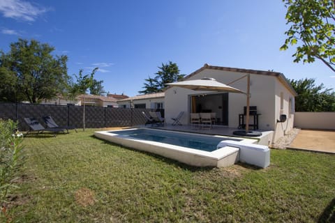 Property building, Facade/entrance, Off site, Garden, Swimming pool