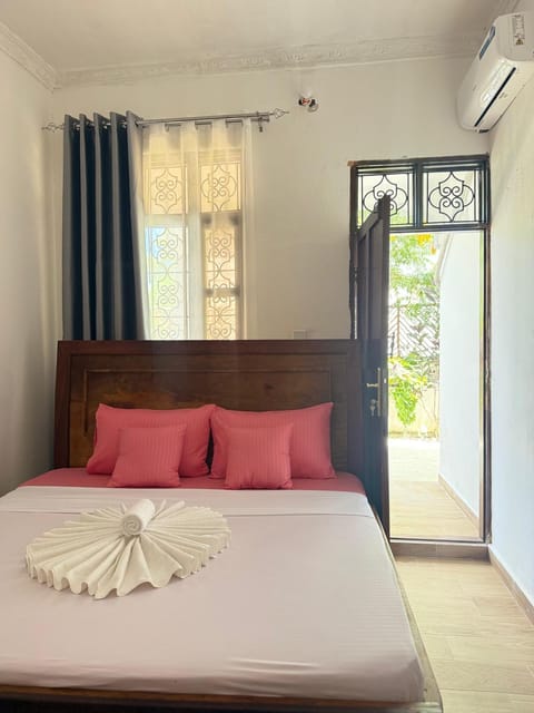 Bed, Photo of the whole room, Bedroom, air conditioner
