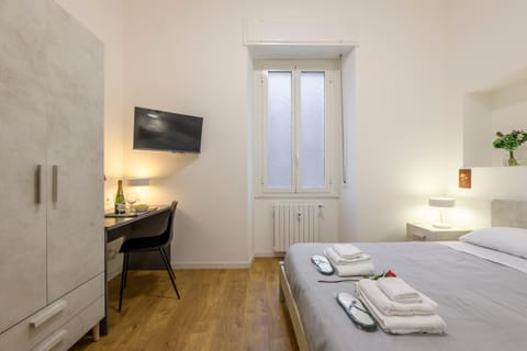 Bed, TV and multimedia, Photo of the whole room, Bedroom