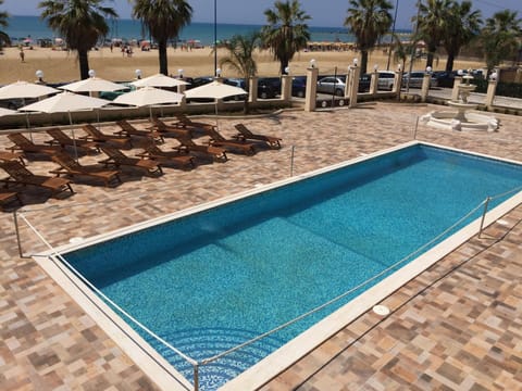 Day, Swimming pool