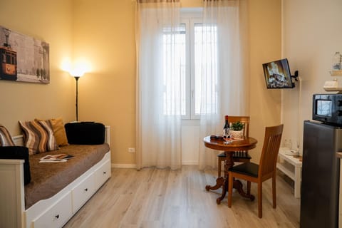 Bed, TV and multimedia, Kitchen or kitchenette, Living room, Seating area, Dining area