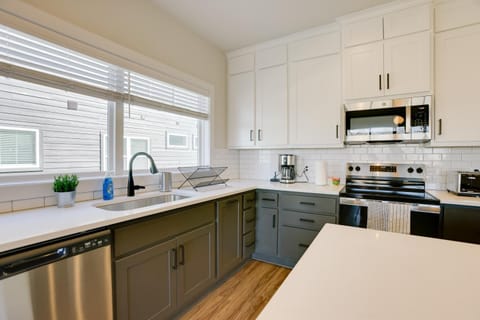 Less Than 1 Mi to Texas AandM Group Getaway with Balcony! House in College Station