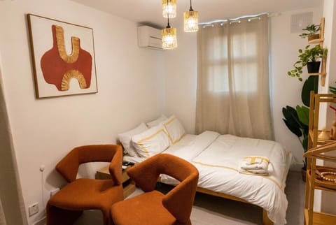 Bed, Photo of the whole room, Seating area, Bedroom, towels