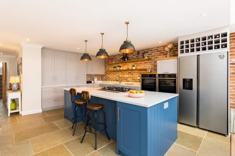 Large & Modern 4 Bed Family Home House in Coventry