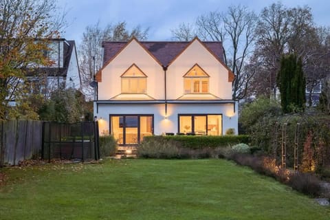 Large & Modern 4 Bed Family Home House in Coventry