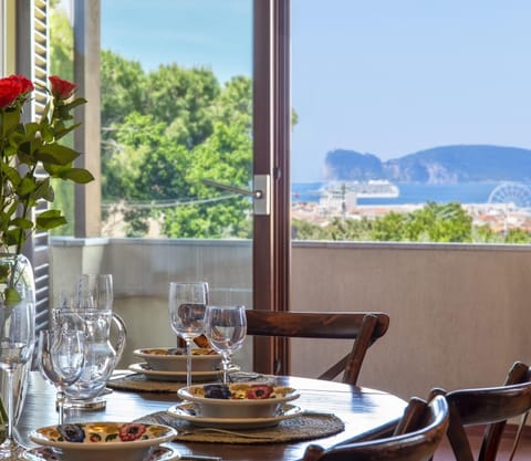 Property building, Day, Food and drinks, Dining area, City view, City view, Garden view, Garden view, Mountain view, Sea view, Breakfast, Lunch, Inner courtyard view