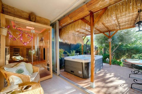 Patio, Hot Tub, Hot Tub, Sauna, Spa and wellness centre/facilities, Garden view