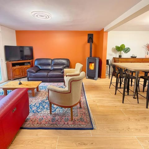 Communal lounge/ TV room, TV and multimedia, Living room, Seating area, Dining area