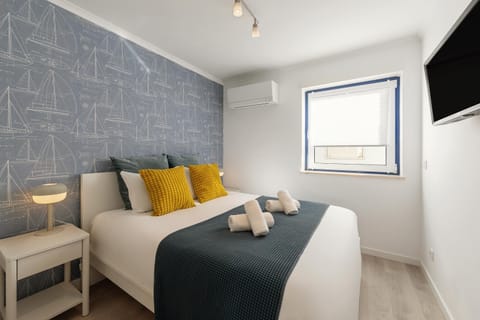 Bed, TV and multimedia, Bedroom, towels, air conditioner